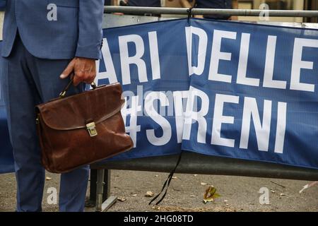 Cecilia Fabiano/ LaPresse Luglio 08 , 2021 Roma (Italia) News : dimostrazione dei parenti delle vittime di Covid 19 davanti al Tribunale civile di Roma il giorno in cui la causa circa 520 morti è depositata nel Pic : la manifestazione Foto Stock