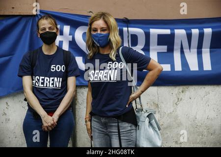 Cecilia Fabiano/ LaPresse Luglio 08 , 2021 Roma (Italia) News : dimostrazione dei parenti delle vittime di Covid 19 davanti al Tribunale civile di Roma il giorno in cui la causa circa 520 morti è depositata nel Pic : la manifestazione Foto Stock