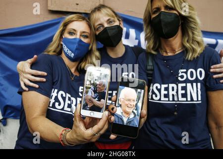 Cecilia Fabiano/ LaPresse Luglio 08 , 2021 Roma (Italia) News : dimostrazione dei parenti delle vittime di Covid 19 davanti al Tribunale civile di Roma il giorno in cui la causa circa 520 morti è depositata nel Pic : la manifestazione Foto Stock