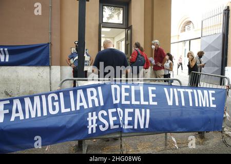 Cecilia Fabiano/ LaPresse Luglio 08 , 2021 Roma (Italia) News : dimostrazione dei parenti delle vittime di Covid 19 davanti al Tribunale civile di Roma il giorno in cui la causa circa 520 morti è depositata nel Pic : la manifestazione Foto Stock