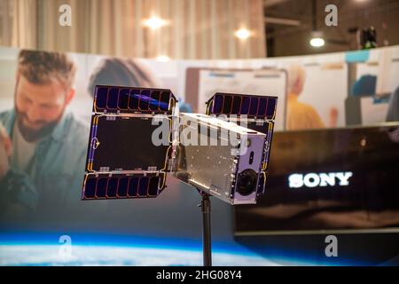 Las Vegas, Stati Uniti. 06th Jan 2022. Sony sta mostrando un satellite per il suo progetto Star Sphere alla fiera tecnologica CES di Las Vegas. L'idea è che persone diverse possono controllare la fotocamera del satellite dalla Terra per scattare foto. Credit: Andrej Sokolow/dpa/Alamy Live News Foto Stock