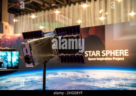 Las Vegas, Stati Uniti. 06th Jan 2022. Sony sta mostrando un satellite per il suo progetto Star Sphere alla fiera tecnologica CES di Las Vegas. L'idea è che persone diverse possono controllare la fotocamera del satellite dalla Terra per scattare foto. Credit: Andrej Sokolow/dpa/Alamy Live News Foto Stock