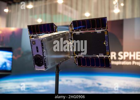 Las Vegas, Stati Uniti. 06th Jan 2022. Sony sta mostrando un satellite per il suo progetto Star Sphere alla fiera tecnologica CES di Las Vegas. L'idea è che persone diverse possono controllare la fotocamera del satellite dalla Terra per scattare foto. Credit: Andrej Sokolow/dpa/Alamy Live News Foto Stock