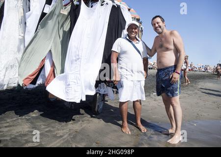 Roberto Monaldo / LaPresse 11-07-2021 Roma (Italia) Matteo Salvini sulla spiaggia di Fregene per la campagna referendaria sulla giustizia nella foto di Matteo Salvini Foto Stock