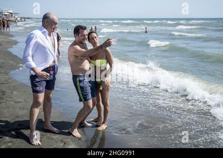 Roberto Monaldo / LaPresse 11-07-2021 Roma (Italia) Matteo Salvini sulla spiaggia di Fregene per la campagna referendaria sulla giustizia nella foto Enrico Michetti, Matteo Salvini Foto Stock