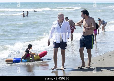 Roberto Monaldo / LaPresse 11-07-2021 Roma (Italia) Matteo Salvini sulla spiaggia di Fregene per la campagna referendaria sulla giustizia nella foto Enrico Michetti, Matteo Salvini Foto Stock