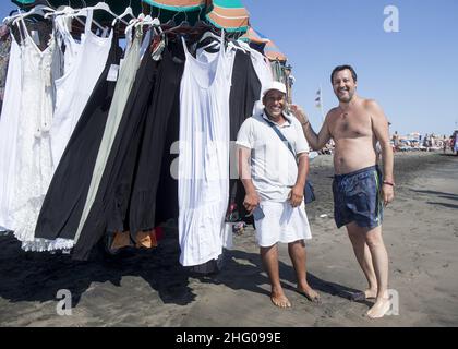 Roberto Monaldo / LaPresse 11-07-2021 Roma (Italia) Matteo Salvini sulla spiaggia di Fregene per la campagna referendaria sulla giustizia nella foto di Matteo Salvini Foto Stock