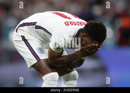 Marcus Rashford, in Inghilterra, reagisce dopo aver mancato di segnare una penalità durante uno sparo al termine della partita finale del campionato di calcio Euro 2020 tra Inghilterra e Italia allo stadio Wembley di Londra, domenica 11 luglio 2021. L'Italia ha sconfitto l'Inghilterra 3-2 in una punizione dopo che la partita si è conclusa con un pareggio del 1-1. (Carl Recine/Foto pool via AP) Foto Stock