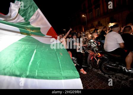 Alessandro Pone/LaPresse 11 luglio 2021 - Napoli, Italia Sport Soccer Final Euro 2020 i tifosi seguono il gioco nelle strade di NaplesIn foto: Street festeggiations dei tifosi per la vittoria della nazionale italiana a Wembley contro l'Inghilterra Foto Stock