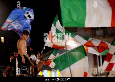 Alessandro Pone/LaPresse 11 luglio 2021 - Napoli, Italia Sport Soccer Final Euro 2020 i tifosi seguono il gioco nelle strade di NaplesIn foto: Street festeggiations dei tifosi per la vittoria della nazionale italiana a Wembley contro l'Inghilterra Foto Stock