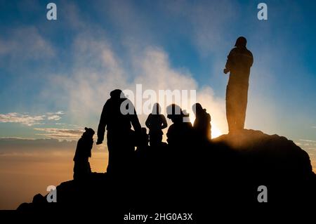 Persone sulla cima della montagna più alta della Spagna, El Teide, a Tenerife, Isole Canarie, Spagna Foto Stock