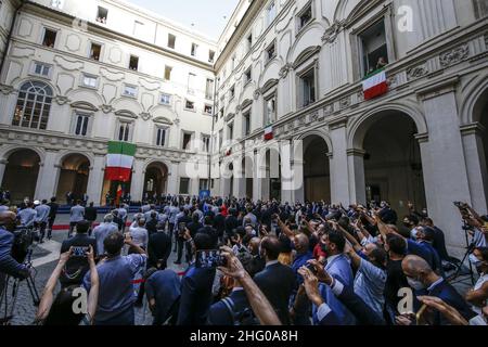 Foto POOL ANSA/Fabio Frustaci/LaPresse12-07-2021 RomaPoliticaPalazzo Chigi - il Presidente del Consiglio Mario Draghi destinatario della promozione il primo ministro italiano, Mario Draghi alla cerimonia per i gioratori e lo staff della nazionale di calcioitalianaPhoto POOL ANSA/Fabio Frustaci/LaPresse 12-07-2021 Roma (Italia) Palazzo Chigi - il primo Ministro Mario Draghi riceve la squadra nazionale di calcio campione europeo nel primo Ministro italiano della foto, Mario Draghi partecipa a una cerimonia per i giocatori e il personale della nazionale italiana di calcio Foto Stock