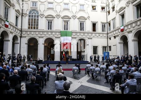 Foto POOL ANSA/Fabio Frustaci/LaPresse12-07-2021 RomaPoliticaPalazzo Chigi - il Presidente del Consiglio Mario Draghi destinatario della promozione il primo ministro italiano, Mario Draghi alla cerimonia per i gioratori e lo staff della nazionale di calcioitalianaPhoto POOL ANSA/Fabio Frustaci/LaPresse 12-07-2021 Roma (Italia) Palazzo Chigi - il primo Ministro Mario Draghi riceve la squadra nazionale di calcio campione europeo nel primo Ministro italiano della foto, Mario Draghi partecipa a una cerimonia per i giocatori e il personale della nazionale italiana di calcio Foto Stock