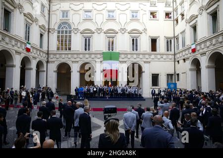 Foto POOL ANSA/Fabio Frustaci/LaPresse12-07-2021 RomaPoliticaPalazzo Chigi - il Presidente del Consiglio Mario Draghi destinatario della promozione il primo ministro italiano, Mario Draghi alla cerimonia per i gioratori e lo staff della nazionale di calcioitalianaPhoto POOL ANSA/Fabio Frustaci/LaPresse 12-07-2021 Roma (Italia) Palazzo Chigi - il primo Ministro Mario Draghi riceve la squadra nazionale di calcio campione europeo nel primo Ministro italiano della foto, Mario Draghi partecipa a una cerimonia per i giocatori e il personale della nazionale italiana di calcio Foto Stock