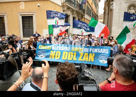 Mauro Scrobogna /LaPresse 13 luglio 2021&#xa0; Roma, Italia Politica omofobia - contro la DDL Zan nella foto: Fratelli d'Italia i parlamentari FDI dimostrano presso il Senato dove inizia l'esame della DDL Zan Foto Stock