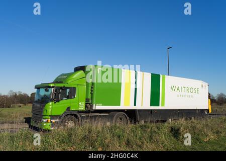 Vista laterale anteriore del camion di consegna Waitrose HGV Londra Inghilterra UK Foto Stock