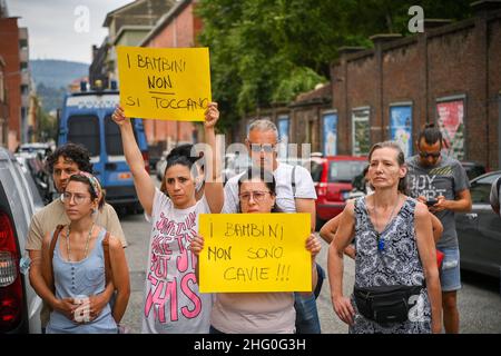 Marco Alpozzi/LaPresse 26 luglio 2021, Torino, Italia News il generale Francesco Paolo Figliuolo, commissario straordinario per l'emergenza Covid-19, ha visitato il centro di vaccinazione la Nuvola per le vaccinazioni per il gruppo di 12-15 anni nella foto: Dimostrazione di NoVax Foto Stock