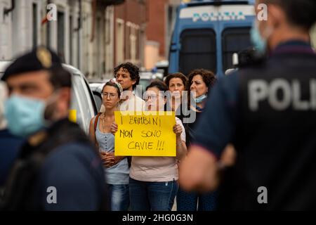 Marco Alpozzi/LaPresse 26 luglio 2021, Torino, Italia News il generale Francesco Paolo Figliuolo, commissario straordinario per l'emergenza Covid-19, ha visitato il centro di vaccinazione la Nuvola per le vaccinazioni per il gruppo di 12-15 anni nella foto: Dimostrazione di NoVax Foto Stock