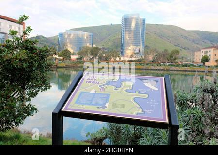 La mappa del Bay Trail e guida informativa a Oyster Point con un alto edificio tecnologico sullo sfondo; San Francisco sud, California, USA. Foto Stock