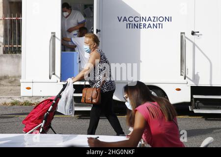 Cecilia Fabiano/ LaPresse Agosto 04 , 2021 Roma (Italia) News : Itinerario anti Covid 19 campagna di vaccinazione con il vaccino Janssen, la tappa al mercato Ciampino nel Pic : il camper sanitario Foto Stock