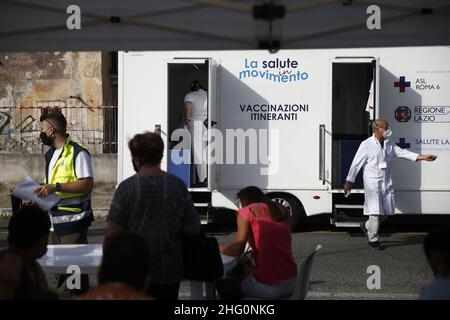 Cecilia Fabiano/ LaPresse Agosto 04 , 2021 Roma (Italia) News : Itinerario anti Covid 19 campagna di vaccinazione con il vaccino Janssen, la tappa al mercato Ciampino nel Pic : il camper sanitario Foto Stock