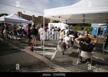 Cecilia Fabiano/ LaPresse Agosto 04 , 2021 Roma (Italia) News : Itinerario anti Covid 19 campagna di vaccinazione con il vaccino Janssen, la tappa al mercato Ciampino nel Pic : il camper sanitario Foto Stock