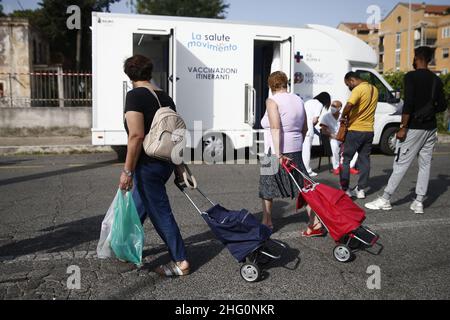 Cecilia Fabiano/ LaPresse Agosto 04 , 2021 Roma (Italia) News : Itinerario anti Covid 19 campagna di vaccinazione con il vaccino Janssen, la tappa al mercato Ciampino nel Pic : il camper sanitario Foto Stock