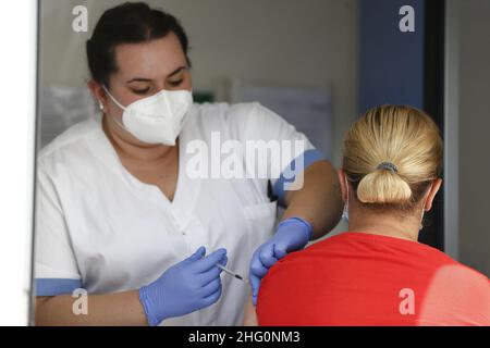 Cecilia Fabiano/ LaPresse Agosto 04 , 2021 Roma (Italia) News : Itinerario anti Covid 19 campagna di vaccinazione con il vaccino Janssen, la tappa al mercato Ciampino nel Pic : il camper sanitario Foto Stock