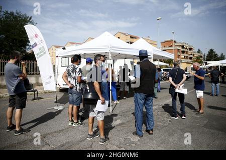 Cecilia Fabiano/ LaPresse Agosto 04 , 2021 Roma (Italia) News : Itinerario anti Covid 19 campagna di vaccinazione con il vaccino Janssen, la tappa al mercato Ciampino nel Pic : il camper sanitario Foto Stock