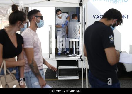 Cecilia Fabiano/ LaPresse Agosto 04 , 2021 Roma (Italia) News : Itinerario anti Covid 19 campagna di vaccinazione con il vaccino Janssen, la tappa al mercato Ciampino nel Pic : il camper sanitario Foto Stock