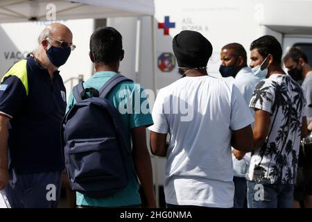 Cecilia Fabiano/ LaPresse Agosto 04 , 2021 Roma (Italia) News : Itinerario anti Covid 19 campagna di vaccinazione con il vaccino Janssen, la tappa al mercato Ciampino nel Pic : il camper sanitario Foto Stock