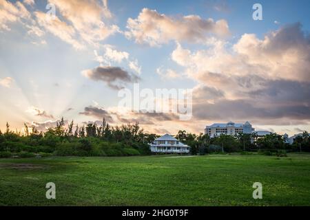 Grand Cayman, Isole Cayman, Nov 2021, edifici da un campo da golf ridondante al tramonto Foto Stock