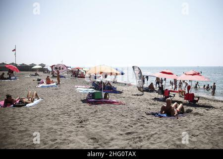 Foto Cecilia Fabiano/ LaPresse 14 Agosto 2021 Roma (Italia) Cronaca fine settimana di ferragosto al mare nella Foto : il lido di Ostia Foto Cecilia Fabiano/ LaPresse Agosto 14 , 2021 Roma (Italia) Notizie : fine settimana di metà agosto a Pic : la spiaggia di Ostia a Roma Foto Stock