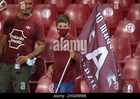 Alessandro Garofalo/LaPresse 16 agosto 2021 Salerno, Italia sport soccer Salernitana vs Reggina- Coppa Italia 2021/2022 - Stadio Arechi nella foto: Sostenitori di Salernitana Foto Stock