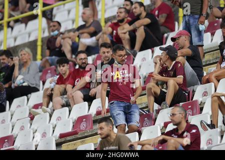 Alessandro Garofalo/LaPresse 16 agosto 2021 Salerno, Italia sport soccer Salernitana vs Reggina- Coppa Italia 2021/2022 - Stadio Arechi nella foto: Sostenitori di Salernitana Foto Stock