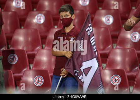 Alessandro Garofalo/LaPresse 16 agosto 2021 Salerno, Italia sport soccer Salernitana vs Reggina- Coppa Italia 2021/2022 - Stadio Arechi nella foto: Sostenitori di Salernitana Foto Stock