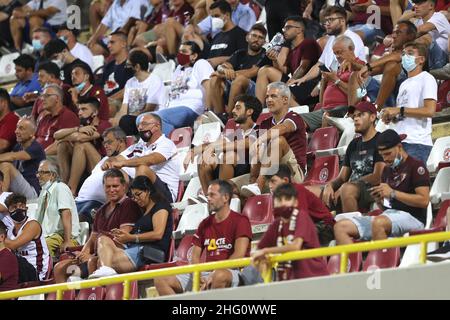 Alessandro Garofalo/LaPresse 16 agosto 2021 Salerno, Italia sport soccer Salernitana vs Reggina- Coppa Italia 2021/2022 - Stadio Arechi nella foto: Sostenitori di Salernitana Foto Stock