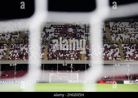 Alessandro Garofalo/LaPresse 16 agosto 2021 Salerno, Italia sport soccer Salernitana vs Reggina- Coppa Italia 2021/2022 - Stadio Arechi nella foto: sostenitori di salernitana Foto Stock