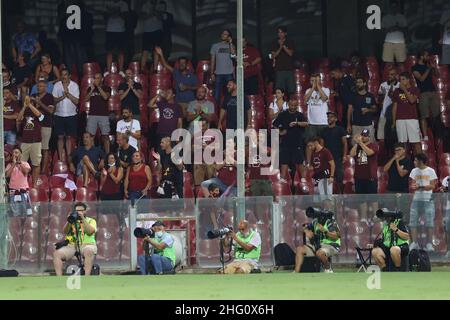 Alessandro Garofalo/LaPresse 16 agosto 2021 Salerno, Italia sport soccer Salernitana vs Reggina- Coppa Italia 2021/2022 - Stadio Arechi nella foto: sostenitori di salernitana Foto Stock