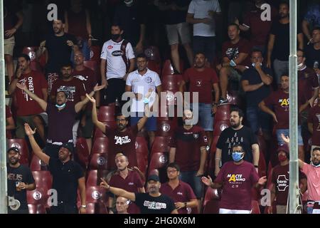 Alessandro Garofalo/LaPresse 16 agosto 2021 Salerno, Italia sport soccer Salernitana vs Reggina- Coppa Italia 2021/2022 - Stadio Arechi nella foto: sostenitori di salernitana Foto Stock