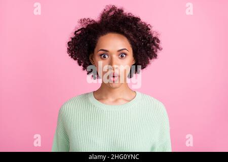 Foto di giovane cute allegra stupita scioccata donna faccia vendita notizie reazione isolato su sfondo rosa Foto Stock