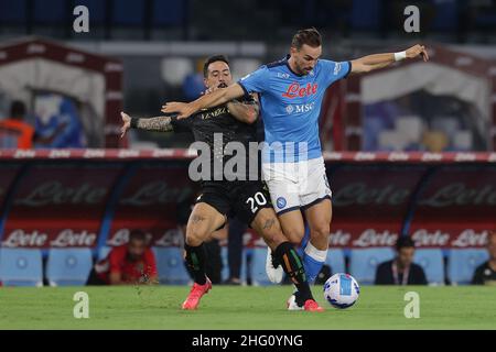 Alessandro Garofalo/LaPresse 22 agosto 2021 Napoli, Italia sport soccer Napoli vs Venezia - Campionato Italiano Calcio League A TIM 2021/2022 - Stadio Diego Armando Maradona. Nella foto: Fabian Ruiz (SSC Napoli), Francesco di Mariano (Venezia FC) Foto Stock