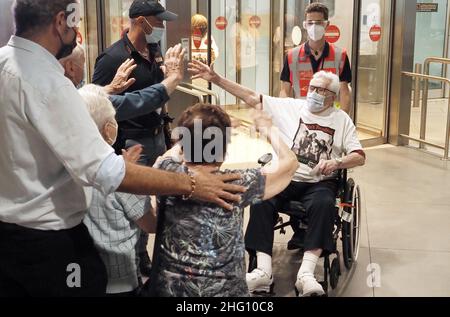 Michele Nucci/LaPresse 23 agosto 2021 - Bologna, ItalyNews il novantasette anni veterano della seconda guerra mondiale Martin Adler all'arrivo all'aeroporto di Bologna dove incontrerà Bruno, Mafalda e Giuliana Naldi, i tre bambini salvati da Adler a Monterenzio nell'ottobre 44, E immortalato da lui in una fotografia che ha girato intorno al mondo Foto Michele Nucci/LaPresse 23 Agosto 2021 - Bologna, Italia Cronaca il veterano novantasettenne della seconda guerra mondiale Martin Adler al su arrivo all&#x2019;aeroporto di Bologna dove contrer&#xe0; Bruno, Mafalda e Giana naldi sa, i tulibini Foto Stock