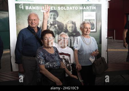 Michele Nucci/LaPresse 23 agosto 2021 - Bologna, ItalyNews il novantasette anni veterano della seconda guerra mondiale Martin Adler all'arrivo all'aeroporto di Bologna dove incontrerà Bruno, Mafalda e Giuliana Naldi, i tre bambini salvati da Adler a Monterenzio nell'ottobre 44, E immortalato da lui in una fotografia che ha girato intorno al mondo Foto Michele Nucci/LaPresse 23 Agosto 2021 - Bologna, Italia Cronaca il veterano novantasettenne della seconda guerra mondiale Martin Adler al su arrivo all&#x2019;aeroporto di Bologna dove contrer&#xe0; Bruno, Mafalda e Giana naldi sa, i tulibini Foto Stock