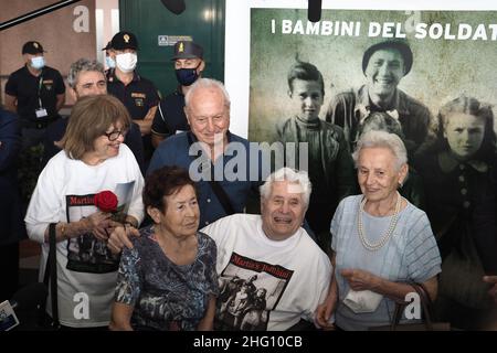 Michele Nucci/LaPresse 23 agosto 2021 - Bologna, ItalyNews il novantasette anni veterano della seconda guerra mondiale Martin Adler all'arrivo all'aeroporto di Bologna dove incontrerà Bruno, Mafalda e Giuliana Naldi, i tre bambini salvati da Adler a Monterenzio nell'ottobre 44, E immortalato da lui in una fotografia che ha girato intorno al mondo Foto Michele Nucci/LaPresse 23 Agosto 2021 - Bologna, Italia Cronaca il veterano novantasettenne della seconda guerra mondiale Martin Adler al su arrivo all&#x2019;aeroporto di Bologna dove contrer&#xe0; Bruno, Mafalda e Giana naldi sa, i tulibini Foto Stock