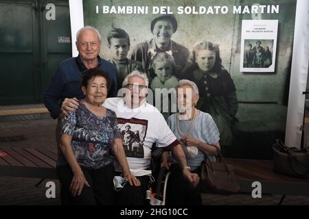 Michele Nucci/LaPresse 23 agosto 2021 - Bologna, ItalyNews il novantasette anni veterano della seconda guerra mondiale Martin Adler all'arrivo all'aeroporto di Bologna dove incontrerà Bruno, Mafalda e Giuliana Naldi, i tre bambini salvati da Adler a Monterenzio nell'ottobre 44, E immortalato da lui in una fotografia che ha girato intorno al mondo Foto Michele Nucci/LaPresse 23 Agosto 2021 - Bologna, Italia Cronaca il veterano novantasettenne della seconda guerra mondiale Martin Adler al su arrivo all&#x2019;aeroporto di Bologna dove contrer&#xe0; Bruno, Mafalda e Giana naldi sa, i tulibini Foto Stock