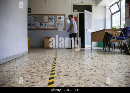 Cecilia Fabiano/ LaPresse Agosto 27 , 2021 Roma (Italia) Notizie : ritorno a scuola con certificazione Green Pass per insegnanti e aule affollate per studenti del Pic : il liceo Newton Foto Stock