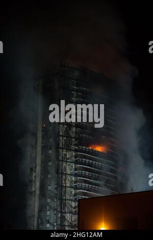 Claudio Furlan/LaPresse 29 agosto 2021 Milano , Italia News il fuoco brucia un edificio in via Antonini Foto Stock