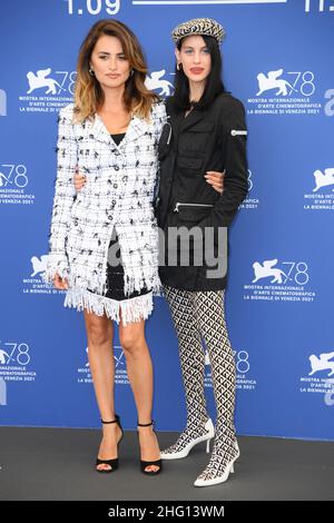 Gian Mattia D'Alberto - LaPresse 2021-09-01 Venezia 78th Venezia Festival Internazionale del Film 'Madepres Paralelas' Fotocall nella foto: Penelope Cruz, Milena Smit Foto Stock