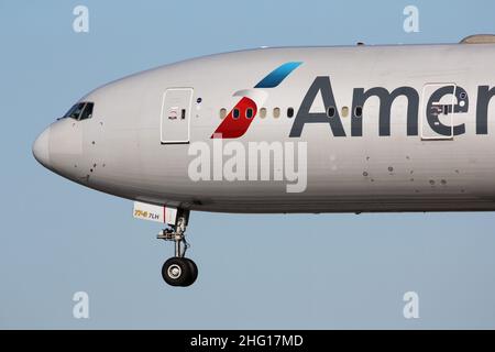 American Airlines Boeing 777-300ER arrivo all'aeroporto Heathrow di Londra dopo un volo dagli Stati Uniti Foto Stock